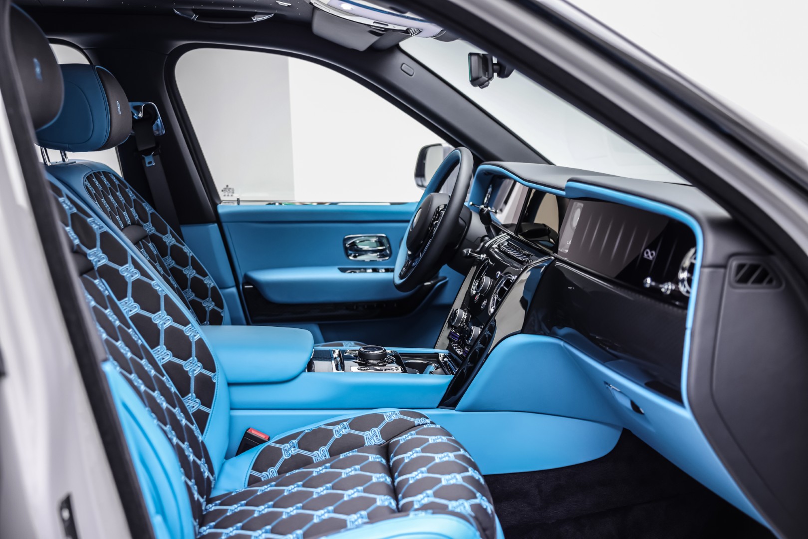 2025 ROLLS ROYCE CULLINAN BLACK BADGE | DUALITY TWILL | SANCTUARY SEATS | BESPOKE SOUND SYSTEM |